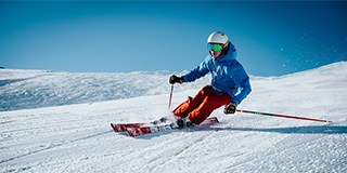 Man ice skiing on hill - by Maarten Duineveld